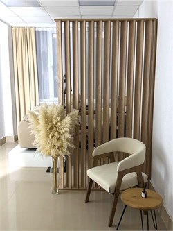 Высота 220 см. Крепится в стену и пол . Перегородка реечная. Ширина от 60 см до 150 см . Подходит для натяжных потолков. Цвет белый, графит, дуб седан, венге. перегородка реечная стена пол 2200 * 1200 дуб