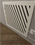 Экран для радиатора отопления из МДФ. Решетка для батарей. Цвет белый. ширина 70 см высота 60 см. экран полоски 700*600 белый